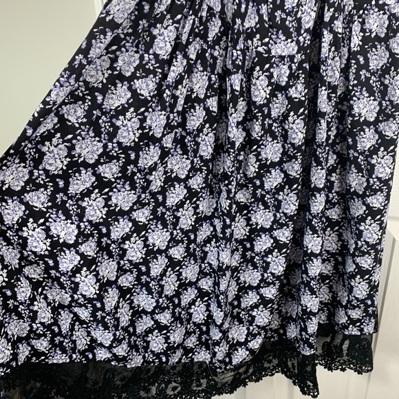 Forever 21 plus size sleeveless midi dress. Has a zipper on the side. Flowered - Picture 5 of 7